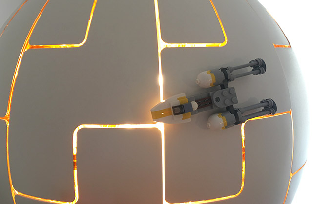 Todesstern Lampe dekoriert mit einem kleinen Y-Wing Fighter aus LEGO